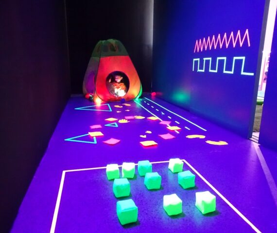 Alumno de Educación Infantil explorando e investigando en el aula de estimulación multisensorial del Colegio Quercus de Boadilla