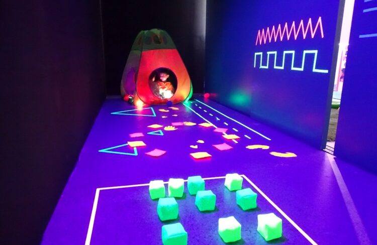 Alumno de Educación Infantil explorando e investigando en el aula de estimulación multisensorial del Colegio Quercus de Boadilla