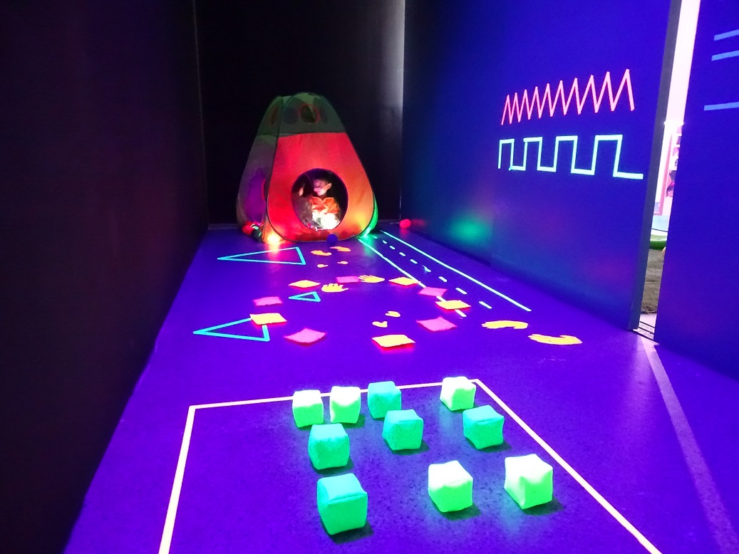 Alumno de Educación Infantil explorando e investigando en el aula de estimulación multisensorial del Colegio Quercus de Boadilla