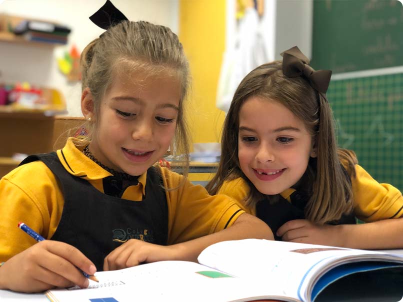 Alumnas de Educación Primaria realizando actividades escolares en el Colegio Quercus de Boadilla del Monte
